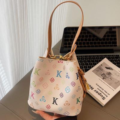 Premium leichter Luxus Nischentasche Damen neue trendige Mode Handtrage Schultertasche Pendler Messenger Eimertasche