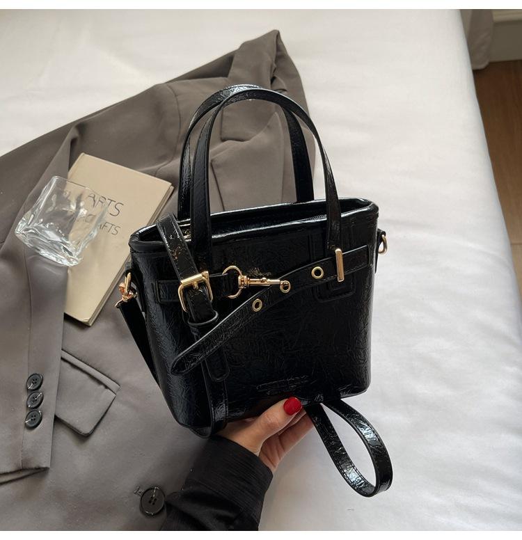 

Простая портативная сумка-ведро маленькая сумка женская 2025 новая на плечо сумка-мессенджер маленькая сумка чёрный