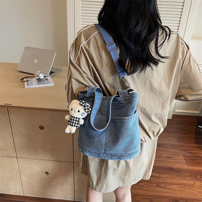 Denim bag large capacity 2025 summer new simple fashion class commuter tote bag trendy shoulder bag