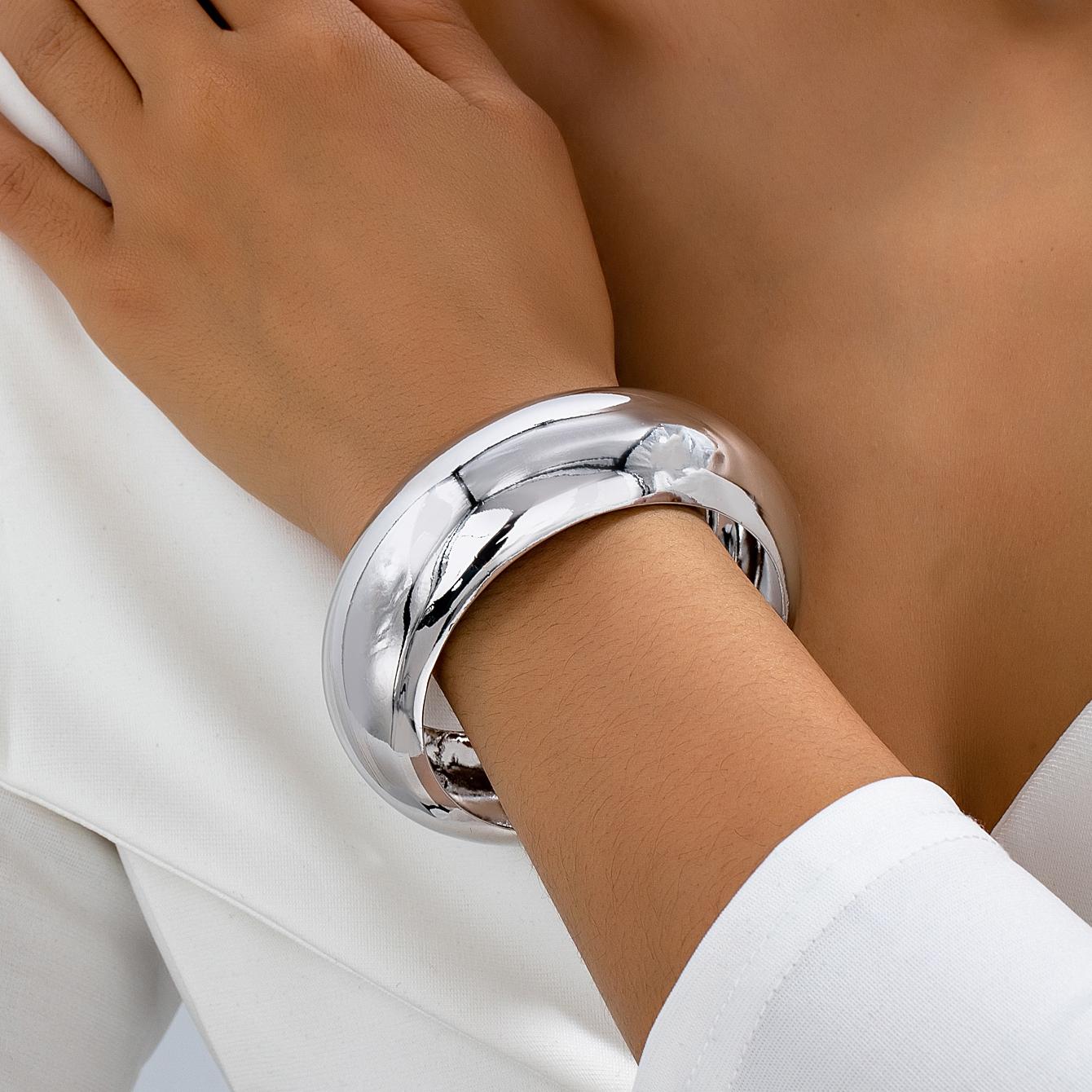 

A Women s Bracelet, a Wide, Simple, Smooth, and Stylish Bracelet Suitable for Everyday Wear and Vacation Wear