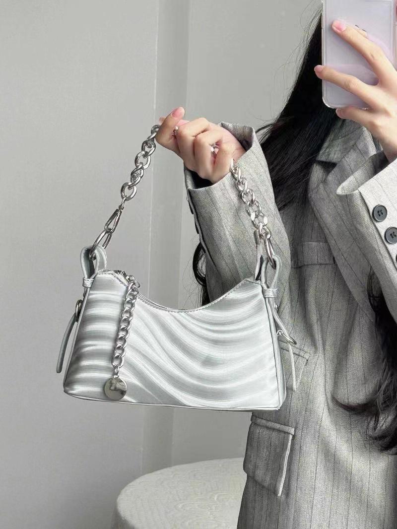 

Сумка женская 2024 Новая мода темперамент широкий плечевой ремень косая сумка универсальная цветная меняющая маленькая квадратная сумка сумка полумесяц серебряный