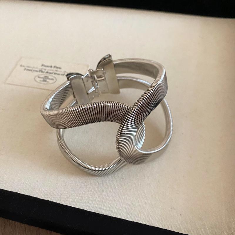 Elegant Retro Snake Twist Open Bangle: Luxurious Versatile Jewelry for Women