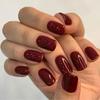 24 Stück Unifarbene Weinrot Design Falsche Nägel Kurze Quadratische Spitze Fake Nagelkunstspitzen Einfache Fertige Maniküre-Spitzen Press-On Nägel