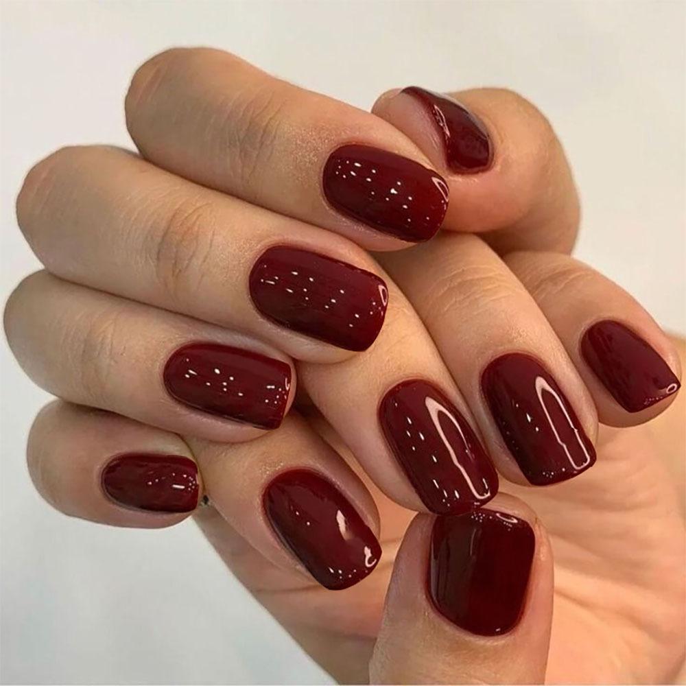 24 Stück Unifarbene Weinrot Design Falsche Nägel Kurze Quadratische Spitze Fake Nagelkunstspitzen Einfache Fertige Maniküre-Spitzen Press-On Nägel
