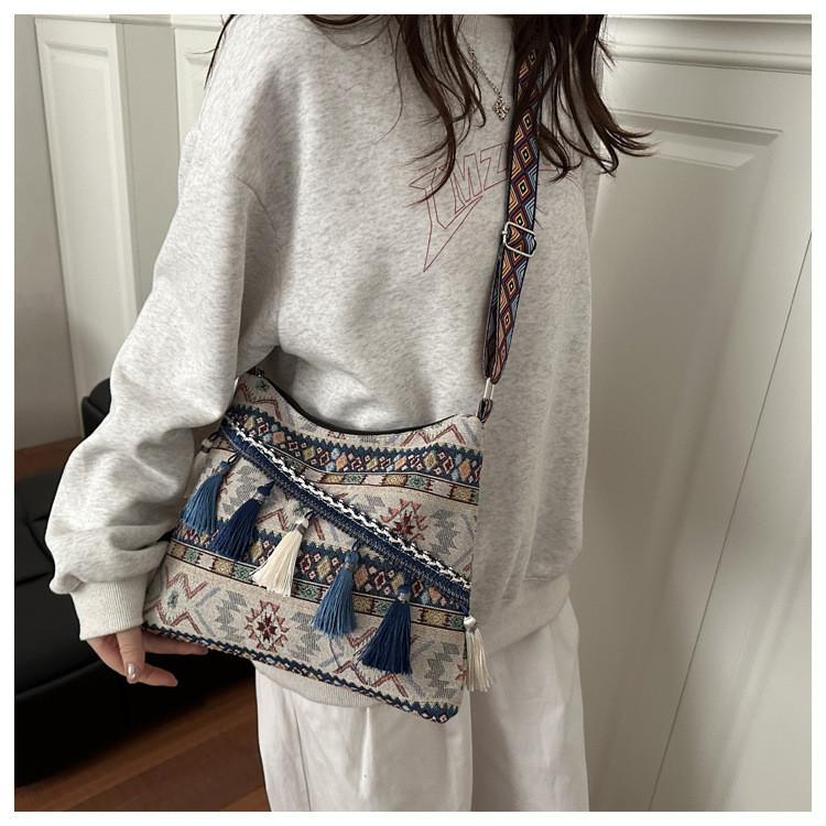 Traditional Chinese Style Tote Bag With Embroidery And Tassels For Daily Use