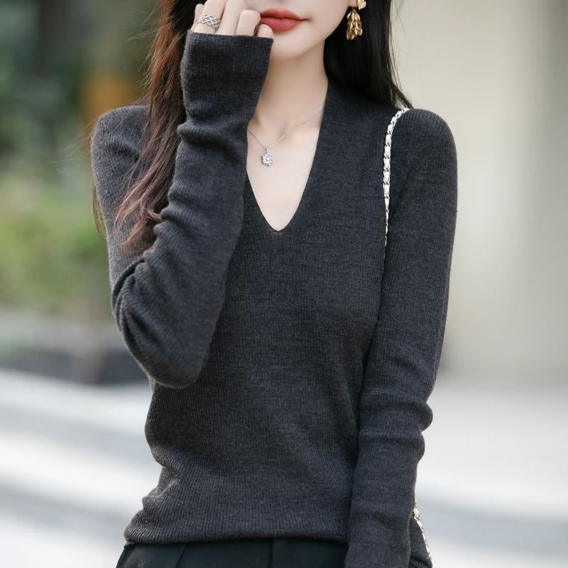 

Autumn Retro V-neck Sweater for Women New Slim Fit Top with Thin Bottoming Sweater M сірий