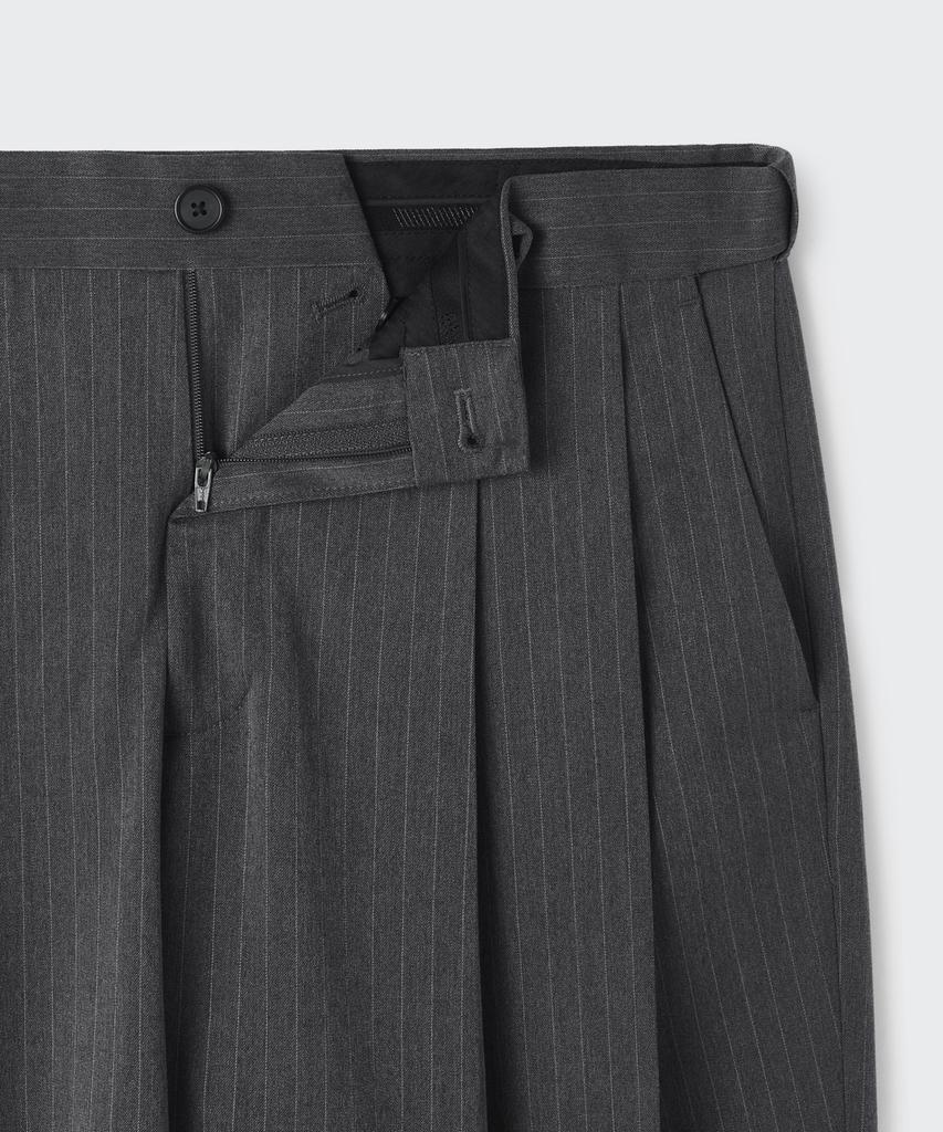 MUSINSA STANDARD Striped Extra Wide Two-Puck Hidden Elastic Waist Slacks [Medium Gray]