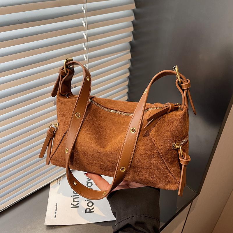 Autumn and winter super fire niche retro suede handbag 2025 new high-end underarm bag exquisite foreign style messenger bag