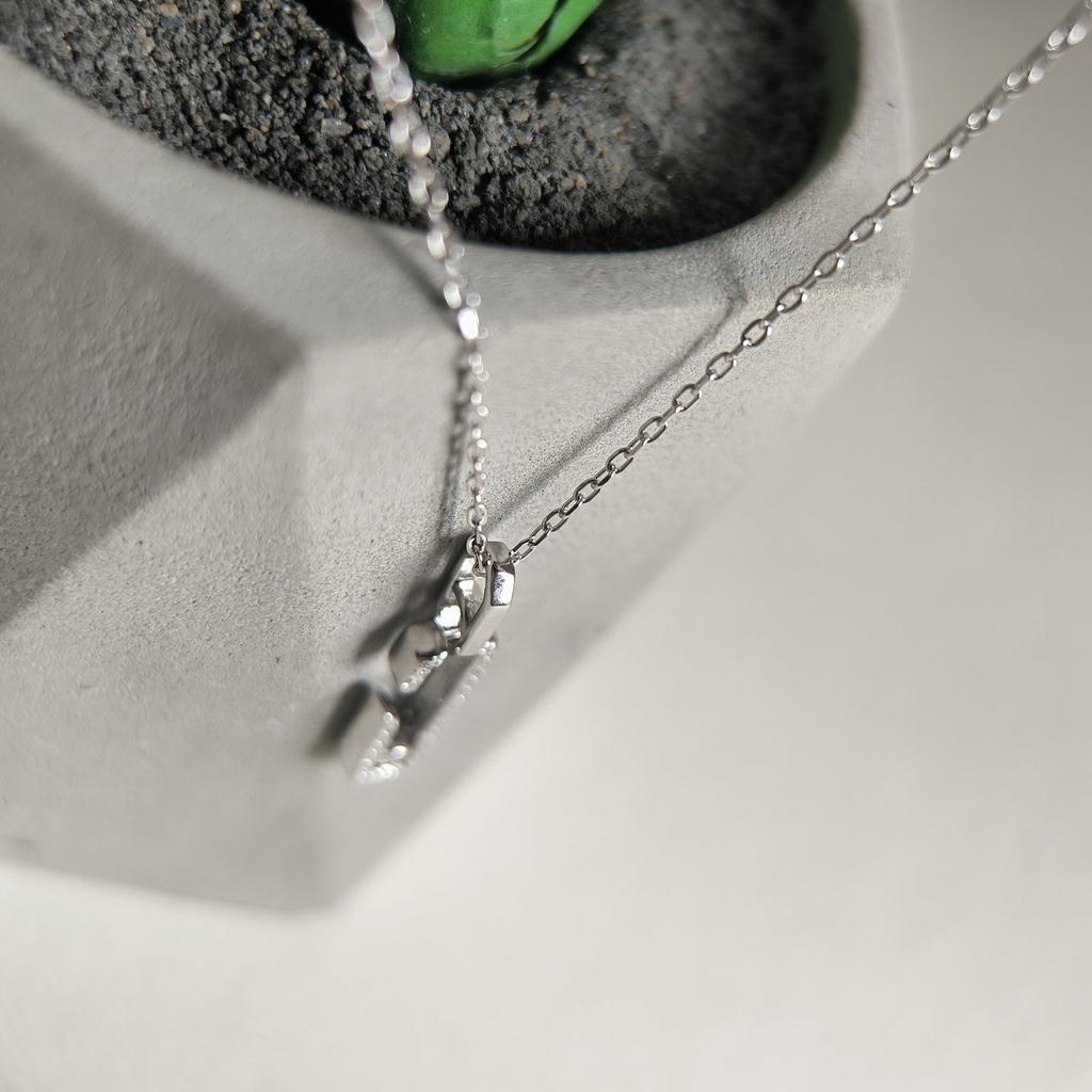 Серебряное колье с фианитами, вес изделия 2,77 гр (2209010)