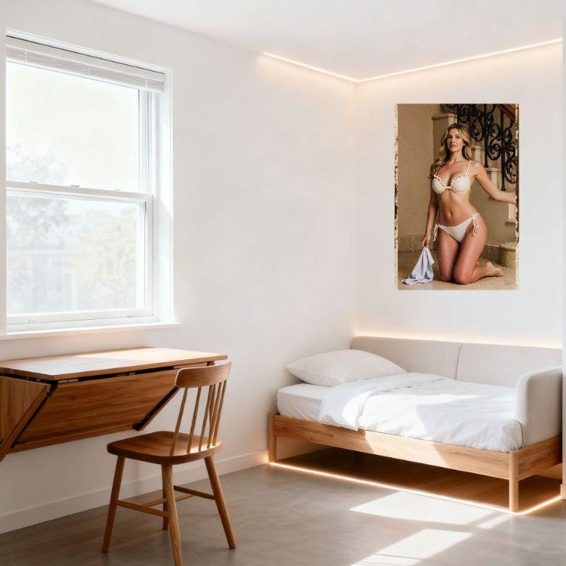 Sexy blonde Frau im Bikini auf Marmorboden Treppenszene Metallschild - Vintage Indoor Wanddeko für Heimbar Pub