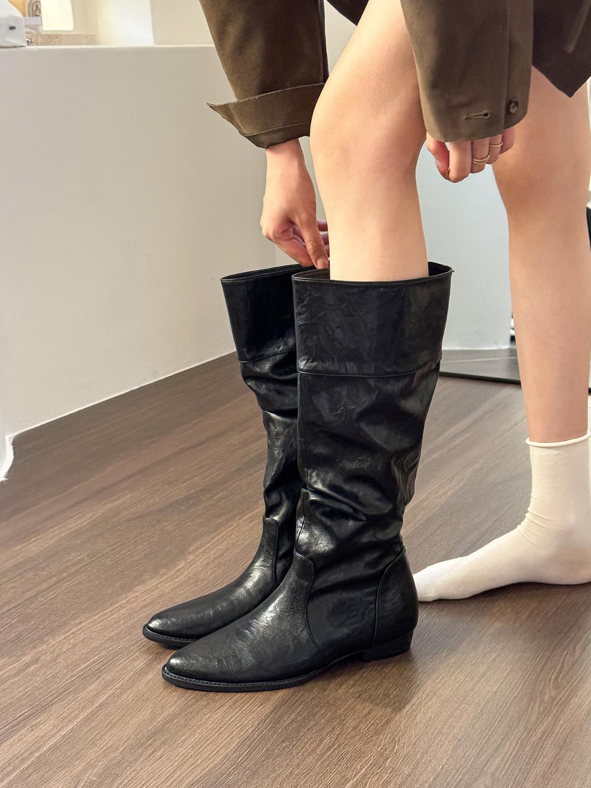 

Мягкий, вощеный и удобный в носке! Молочно-белые сморщенные внутри сапоги, увеличивающие рост, детские сапоги Martin на низком толстом каблуке 40 чёрный