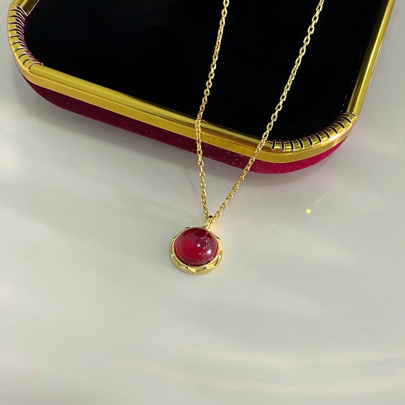 Exquisite rote runde Halskette für Frauen, luxuriös und luxuriös, präsentiert ein weißes Temperament, vielseitige Schlüsselbeinkette