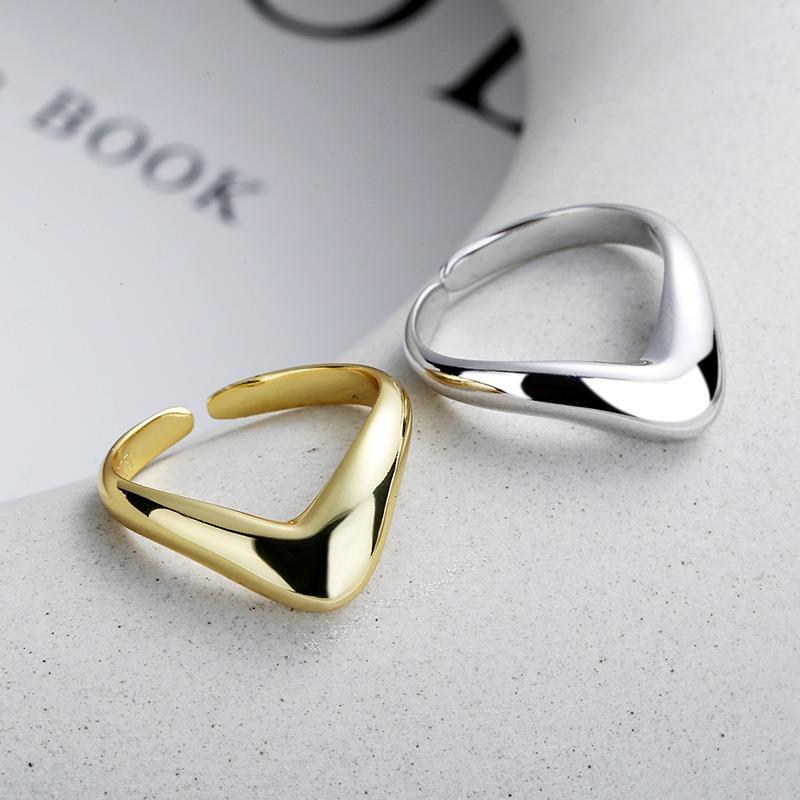 

Открытое кольцо из стерлингового серебра с блестящим шевроном