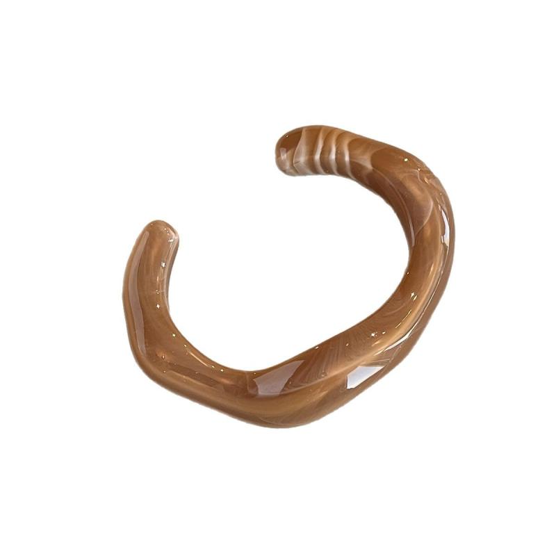 Mode Einzigartige Unregelmäßige Acryl Armreifen Für Frauen Schlichte Textur Mehrfarbig Geometrisch Offener Armreif Weiblicher Schmuck