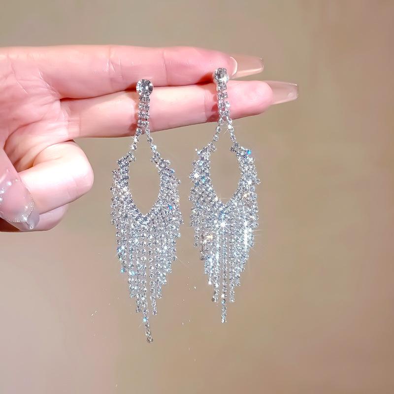 Brincos da Moda Exquisitos com Borla Longa: Elegante, Brilhante e Versátil para Mulheres