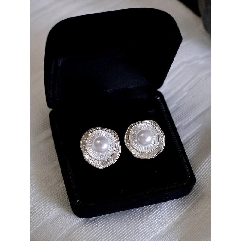 

Three-dimensional Pearl Double-layer Lotus-shaped Round Earrings for Women Design with A Light and Luxurious Feel, Resembling A Mosquito-scented Tray. Earrings