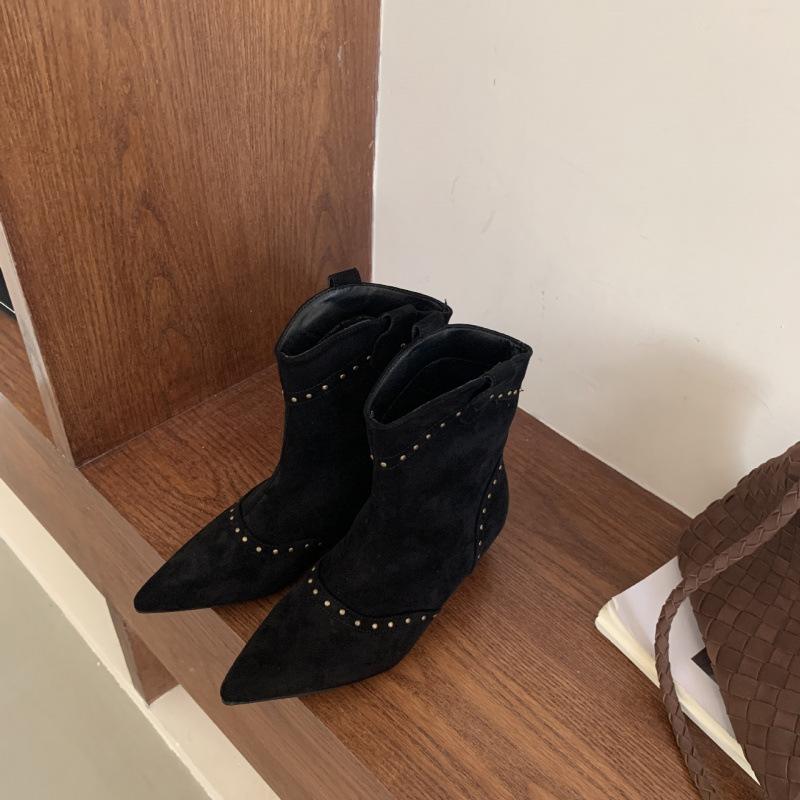 Inner Height-increasing Brown V-mouth Short Boots Women's 2025 Autumn and Winter Retro Suede Pointed Thin Low Tube Fashion Knight Boots