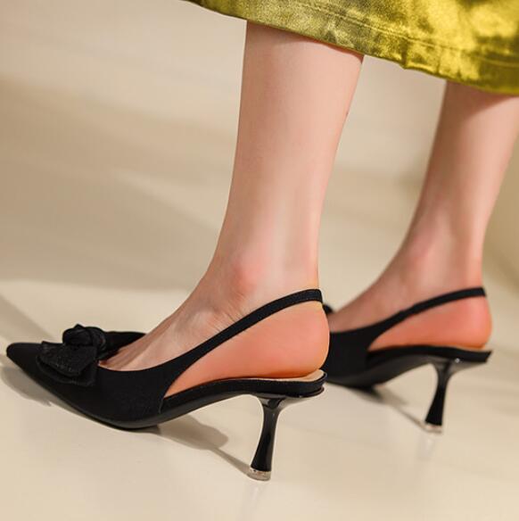 

Мода 2024 года, женские босоножки с ремешком сзади, с острым носком, с бабочкой, шлепанцы из шелка, туфли с открытой пяткой, женские туфли-стилеты для вечеринок, свадебные туфли на высоком каблуке 5 чёрный