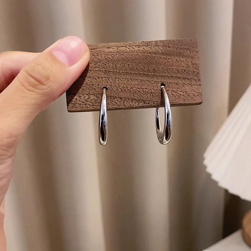Elegant C-shaped Hoop Earrings: Sophisticated, Lightweight & Fashionable for Women