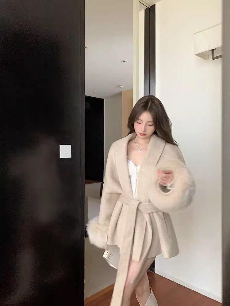 Hepburn Style Wool Coat with Lace-Up Fur Sleeves for Women - Slim Fit for Autumn/Winter