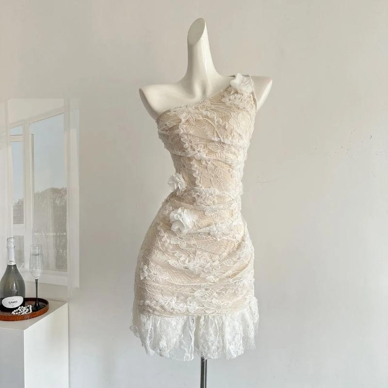 

Жіноча мереживна міні-сукня бежева з одним плечем, квітами та оборками по подолу, вечірня сукня S