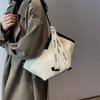 Large-capacity Tote Bag for Commuting, High-end Style, Single Shoulder Bag, Casual Heart-shaped Underarm Bag