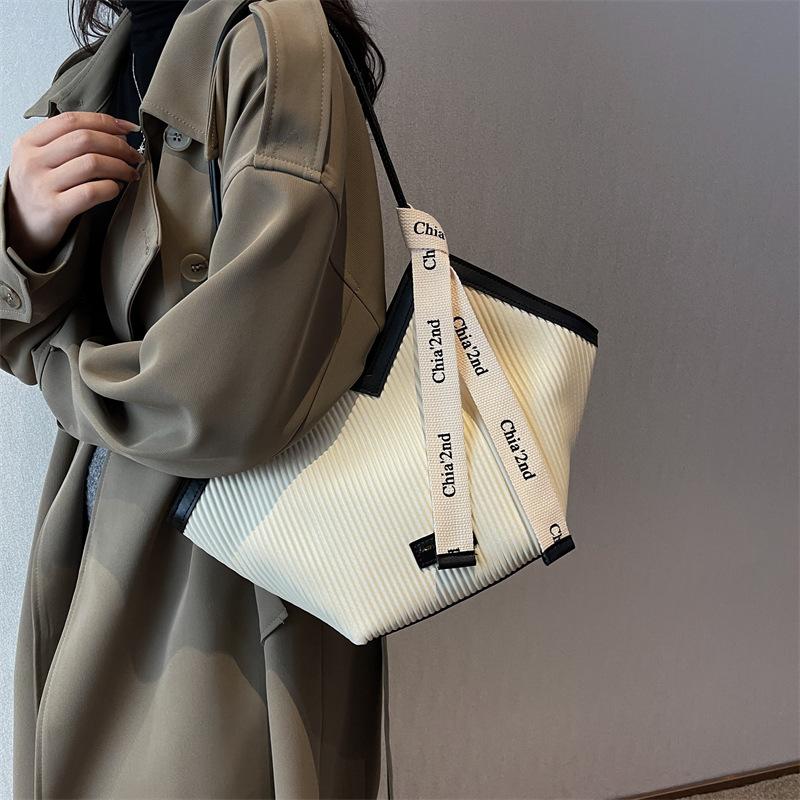 Large-capacity Tote Bag for Commuting, High-end Style, Single Shoulder Bag, Casual Heart-shaped Underarm Bag