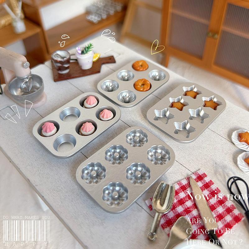 1Pc Doll House Kitchen Decoration Mini Baking Mold Animal Love Star Pattern Shooting Scene Props