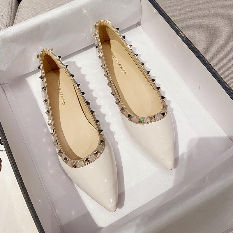 New Pointed Toe Women Flat Shoes Spring Autumn Rivets Classic Ladie Flats Black All Match Soft Boat Shoes Ladies Shoes Fashion