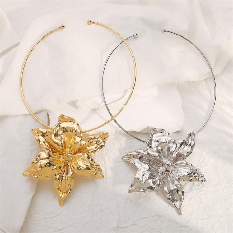 Comfortable Alloy Floral Necklace for Women Daily Commute and Special Event Flower Pendant Collarbone Chain