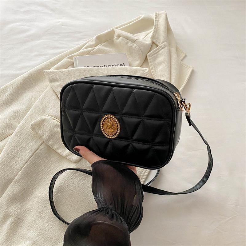 Fashionable 2024 Autumn New Embroidered Diamond Quilted Underarm Bag Stylish Simple Casual Shoulder Crossbody In Black White Rose Pink Silver чёрный