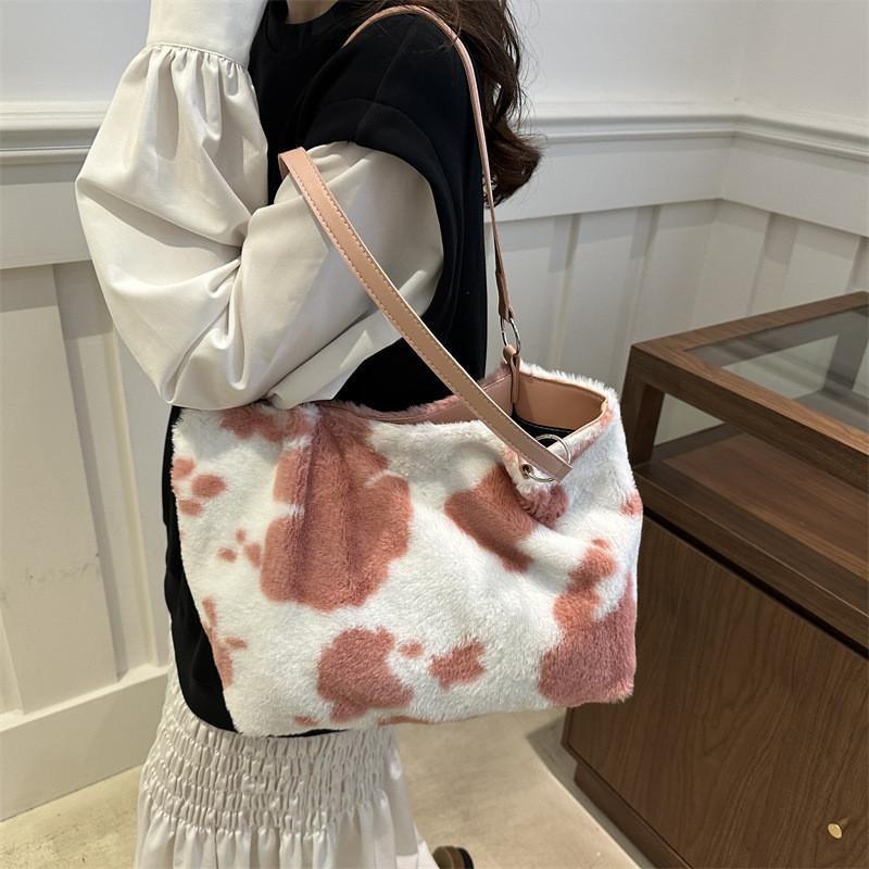 Stylish And Chic Tote Bag For Women With Plush Material And Unique Aesthetic Design