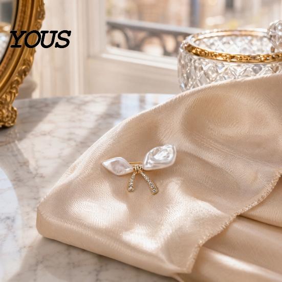 Electroplated Bow Pin Irregular Rhinestone Brooch Pin, White Alloy Lapel Decorative Badge for Clothes Bag Hat Scarf Suit Oxidation Resistant