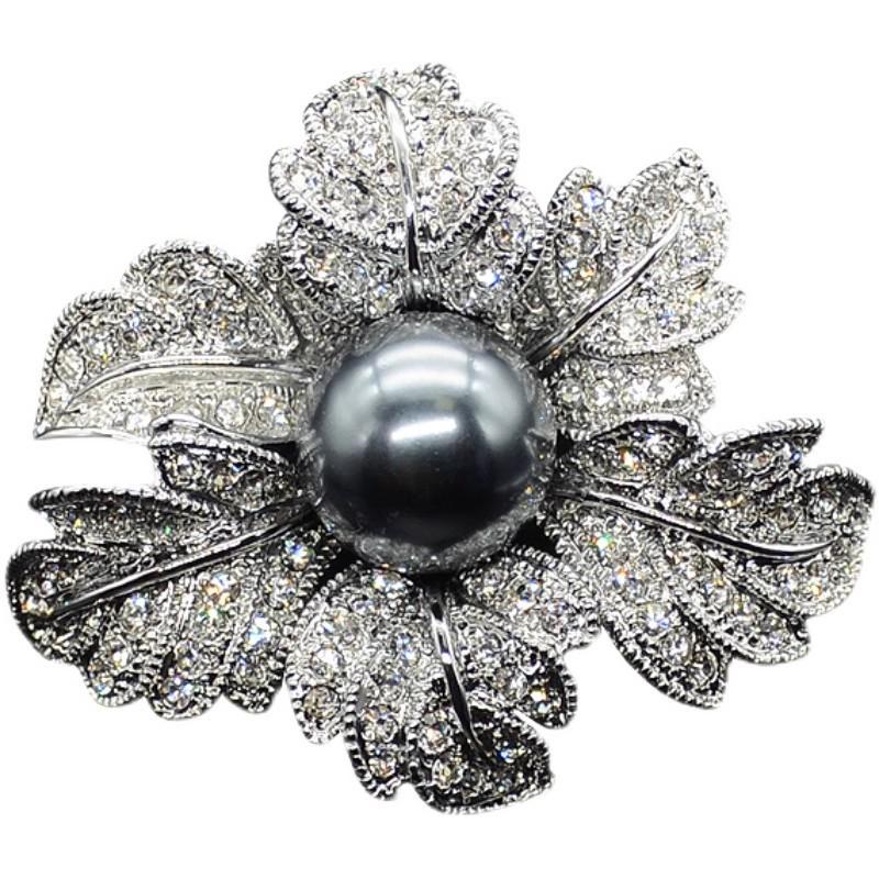 The Rose Brooch Is A Versatile and Elegant Pearl Brooch with A Light Luxury Design