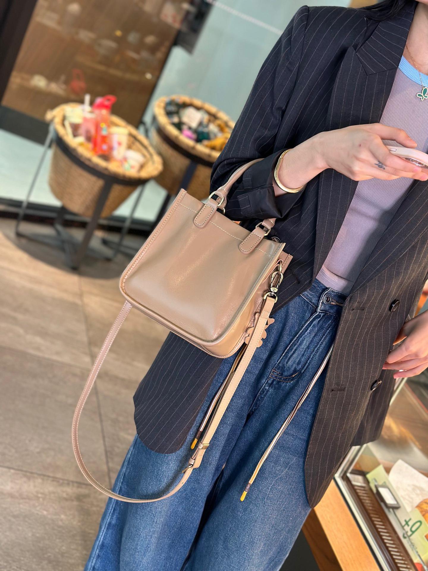 

Весна 2024 г., женская сумка-мессенджер из натуральной кожи с квадратным ремешком через плечо