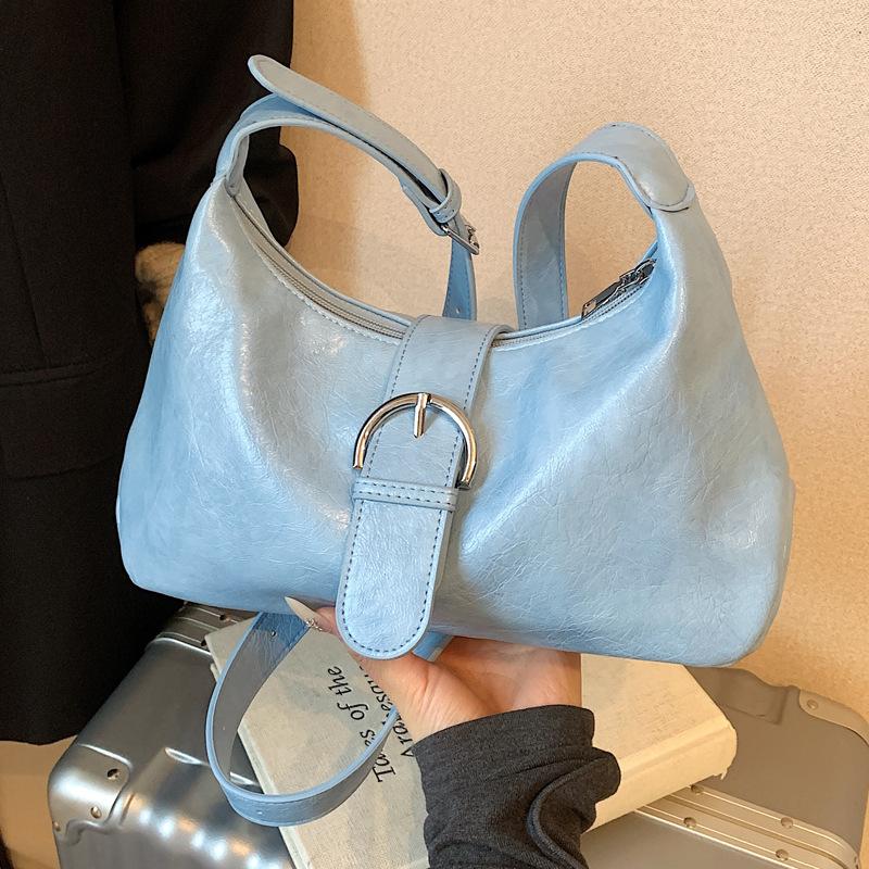 This Year, the Popular Bag Ladies 2025 New High-end Retro Shoulder Bag Fashionable Texture Underarm Bag Method Stick Bag