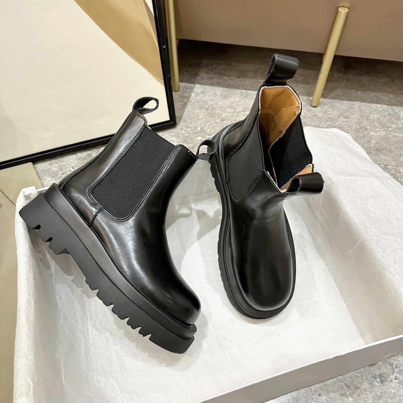 

Mona same leather medium tube platform Chelsea boots thick heel Martin boots British wind locomotive tooling cigarette boots women 40