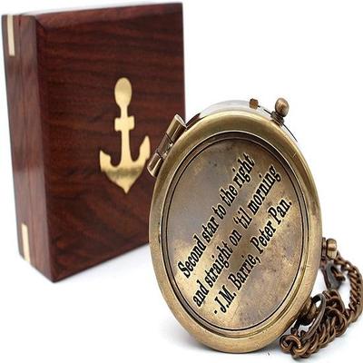 Tweede ster van rechts J. M. Barrie, Peter Pan gegraveerd koperen kompas met houten kist.