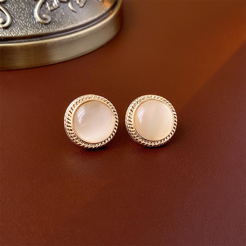 Vintage Pearl Round Earrings: Retro, Versatile High-End Studs with Fashionable Design and Elegant Temperament.