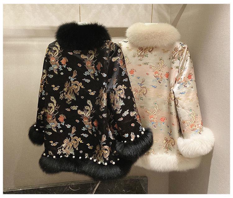 2025 Winter Chinesischer Stil Kunstfellmantel: Damen Midilanger Perlenbesetzter Satin Tang Anzug Umhang