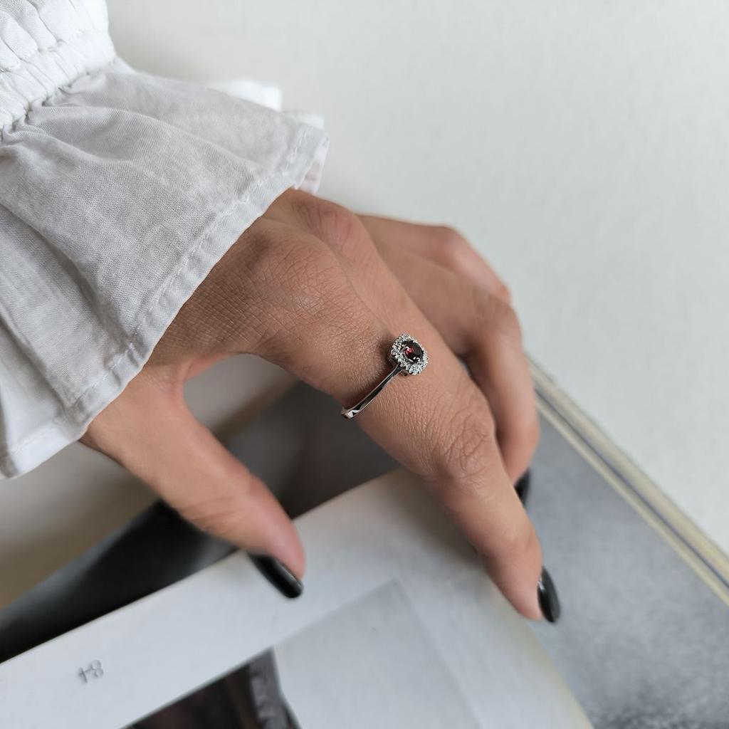 Серебряное кольцо с натуральным гранатом 0.408ct, фианитами, вес изделия 2,15 гр (2191384)