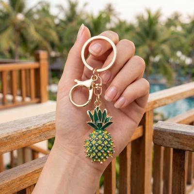 Chaveiro de Frutas com Fecho Lagosta Abacaxi Strass Liga de Zinco Resina Portátil para Bolsa ou Carro Acessório Tropical de Verão para Mulheres