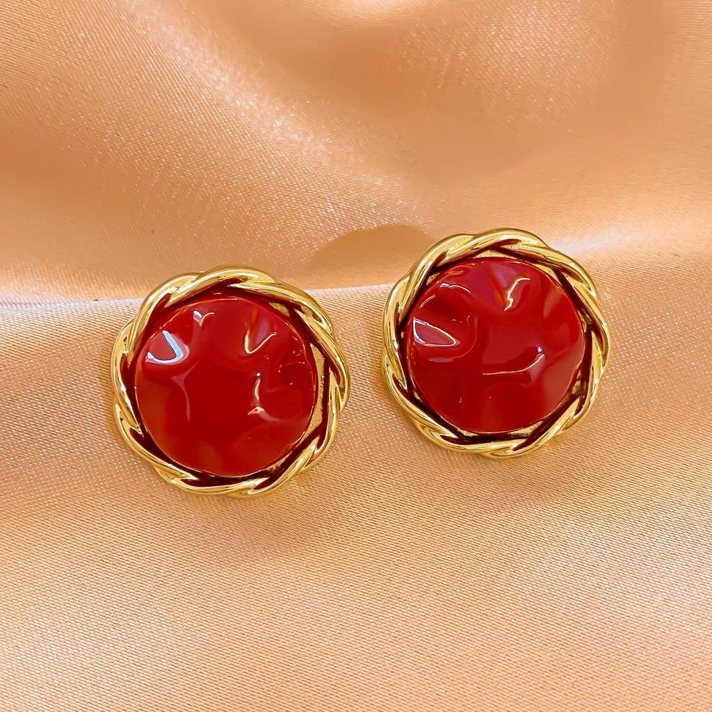 Elegant Pearl Stud Earrings: Simple, High-End Design for Autumn/Winter 2024