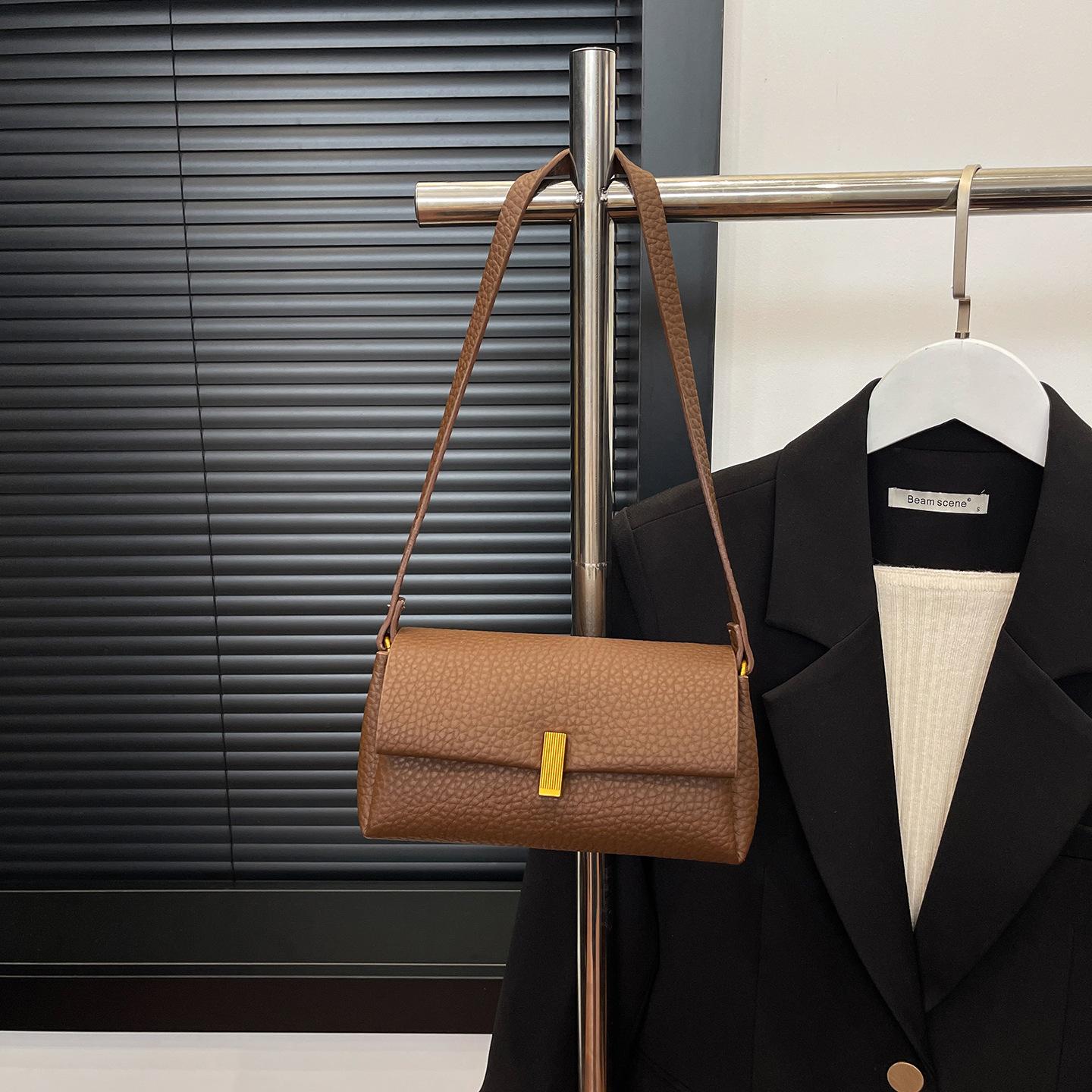 

Korean niche simple casual small square bag 2025 autumn new fashion trend solid color soft leather messenger shoulder bag темно-коричневого