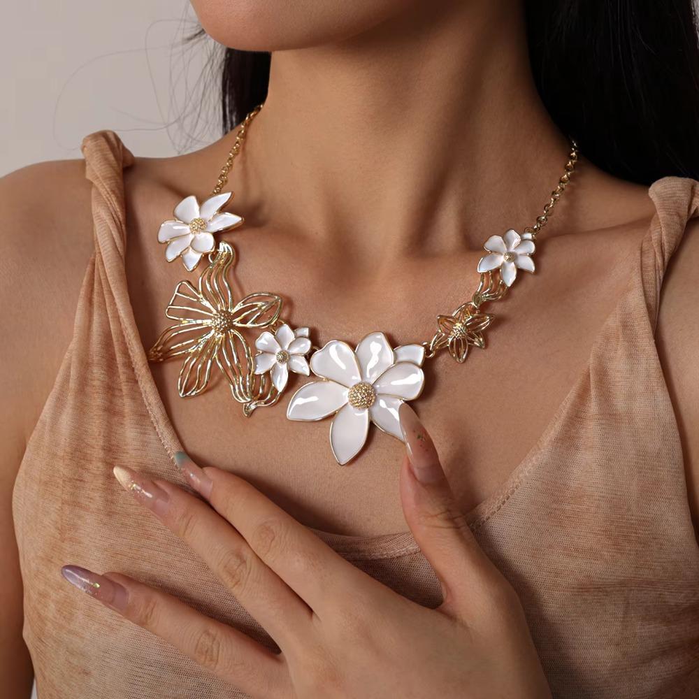 Drip Oil Trendy Floral Necklace Vintage Women Pendant Necklace Flower Collarbone Chain  Daily Wear