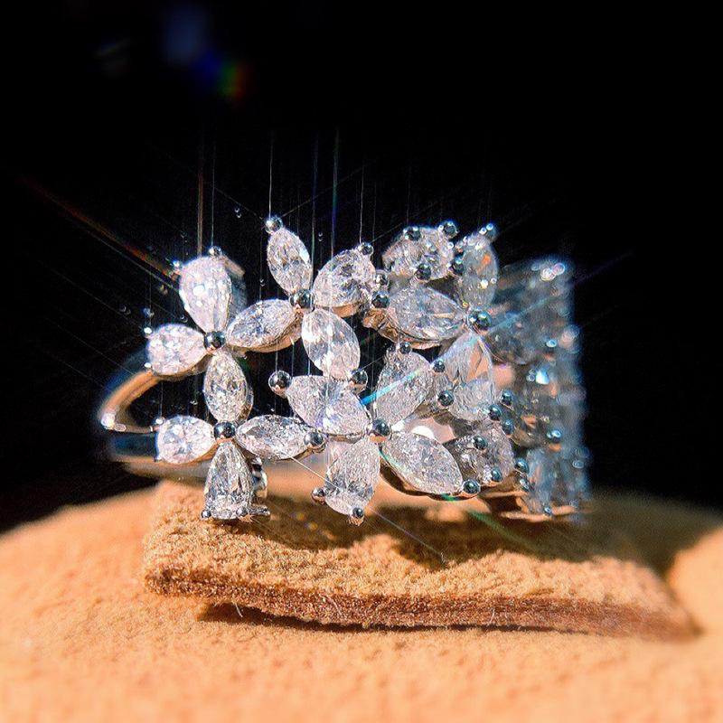 Trendy neuer blattförmiger Ring für Frauen 18 Karat Gold mit eingelegtem echten Diamanten Antrags- und Verlobungsschmuck