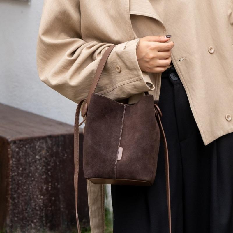 A Trendy Genuine Leather Bag, A Casual Single-shoulder, Crossbody, Hand-held Bucket Bag
