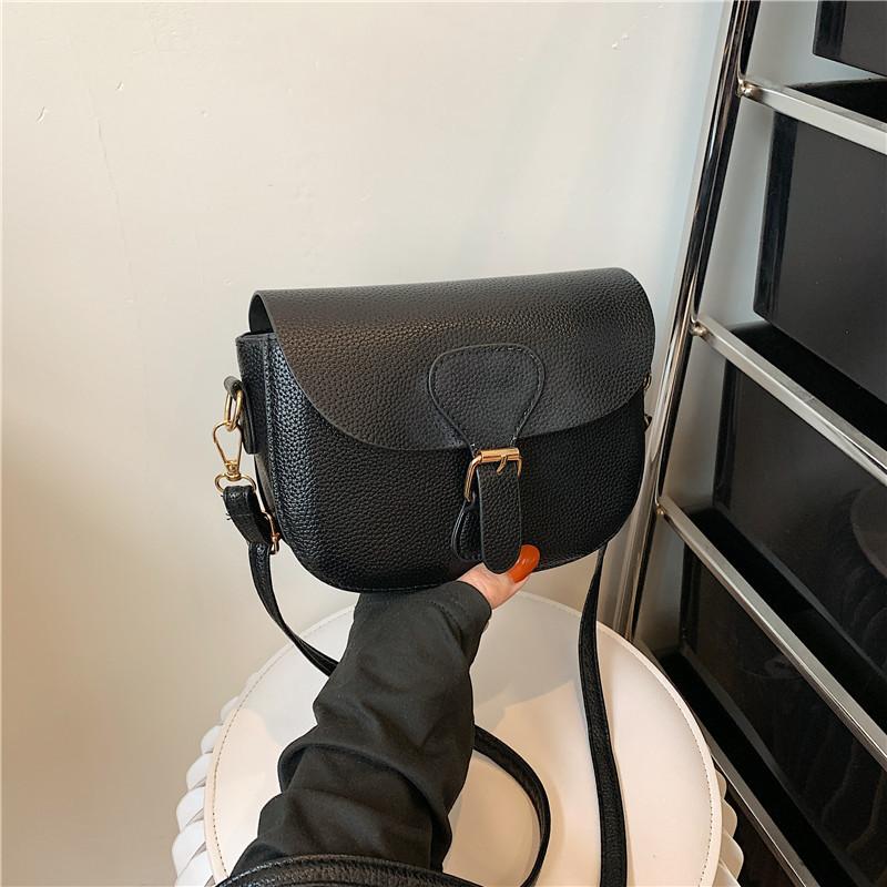 

Trendy Urban Minimalist Pu Saddle Bag With Stitching Details In Various Colors чёрный
