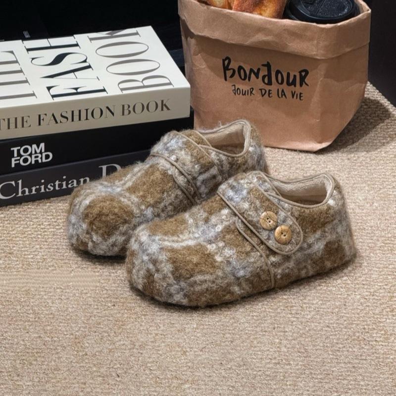 

White retro thick-soled snow cotton shoes for women s winter wear 2025 new warm, plush and non-slip fluffy Birkenstocks 40 хаки