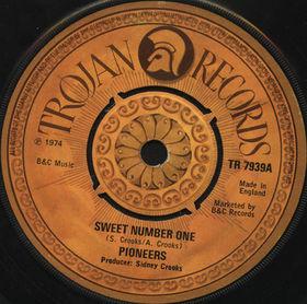 

7-дюймовая пластинка PIONEERS - Sweet Number One TR7939 Trojan Records 1974 Великобритания Регги, Ска и Даб Б/У
